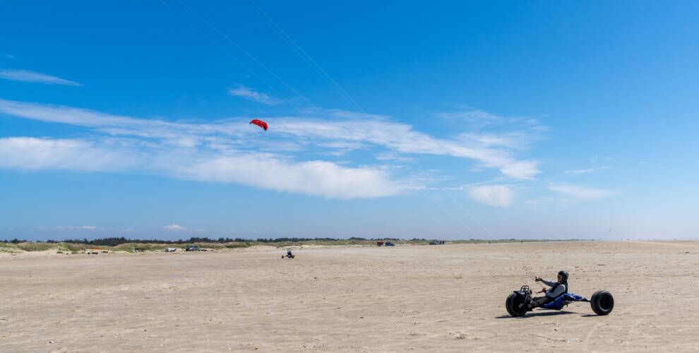 Oplev det bløde indbydende sand ved Fanø Bad strand.